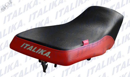 ASIENTO NEGRO Y ROJO CON ETIQUETA ATV150-II CON REVERSA